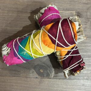 Atadito de Salvia Blanca con Pétalos de Flor